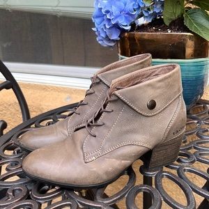 TAOS Ladies size 38 Grey leather lace up booties